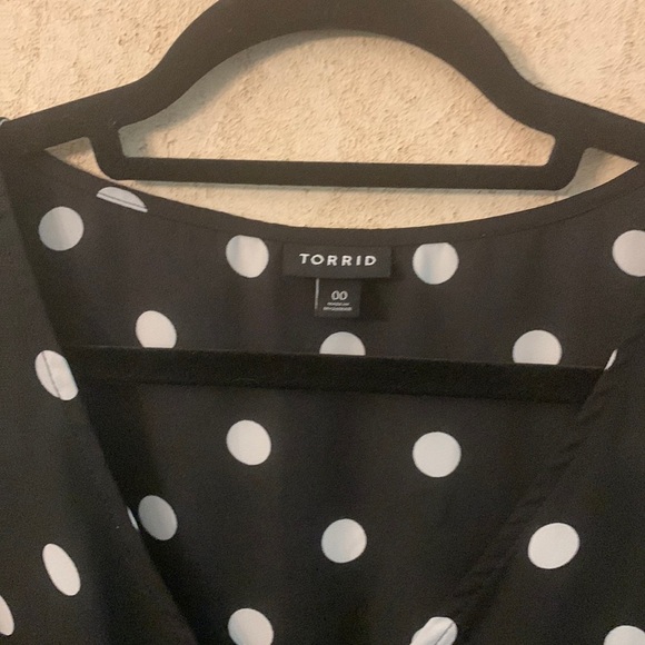 ๐SALE 4 for $10๐Torrid Black & White Polka Dot Georgette Peplum Sleeveless Blouโฆ - Picture 4 of 5